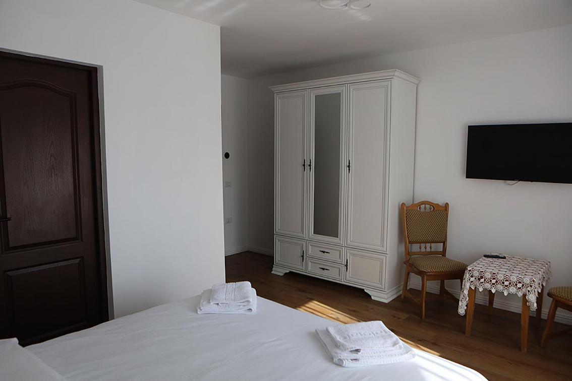 Hotel Casa Carmen à Poienile Izei Extérieur photo