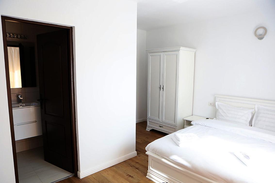 Hotel Casa Carmen à Poienile Izei Extérieur photo