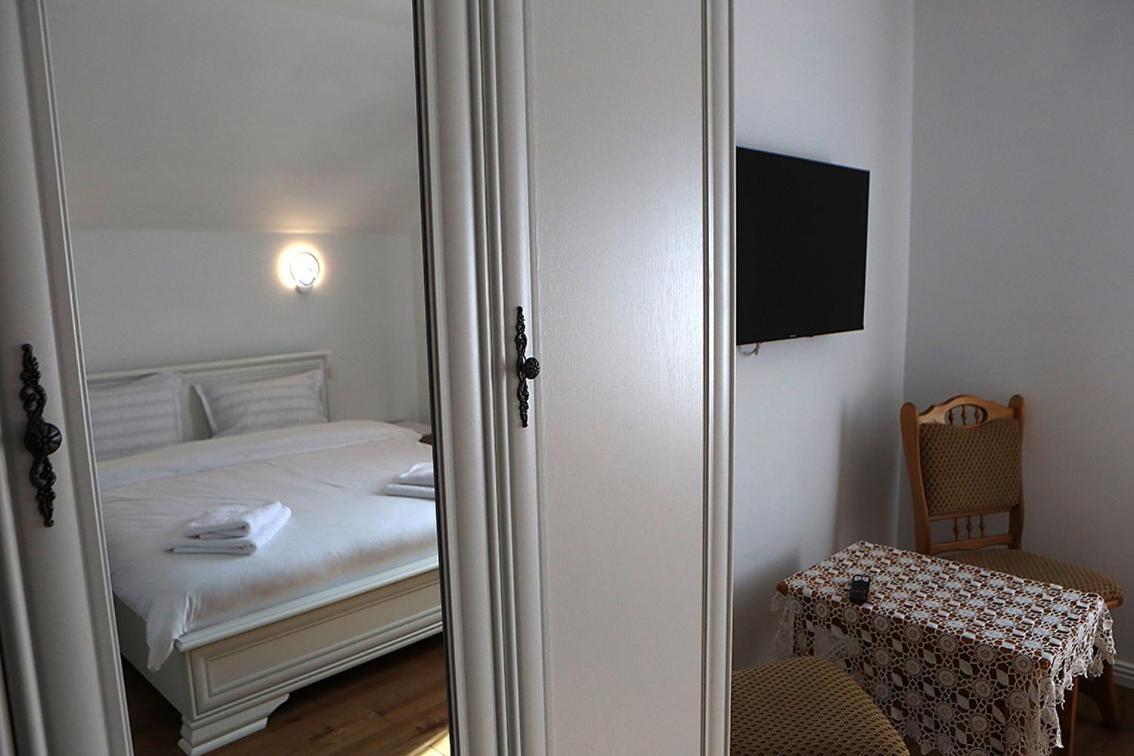 Hotel Casa Carmen à Poienile Izei Extérieur photo